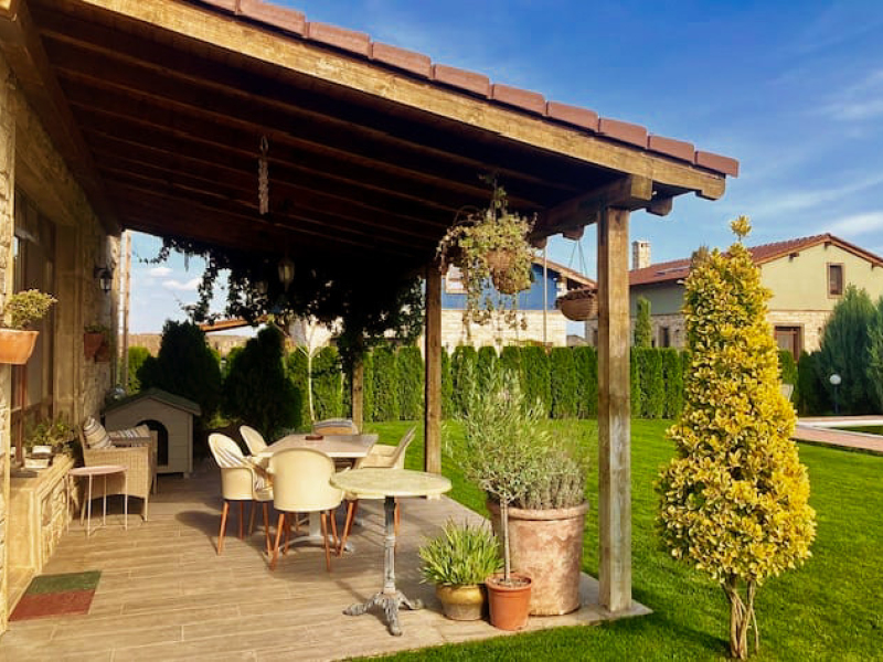 Luxury Italian-Style House with Pool, Tuscan Architecture and Private Garden