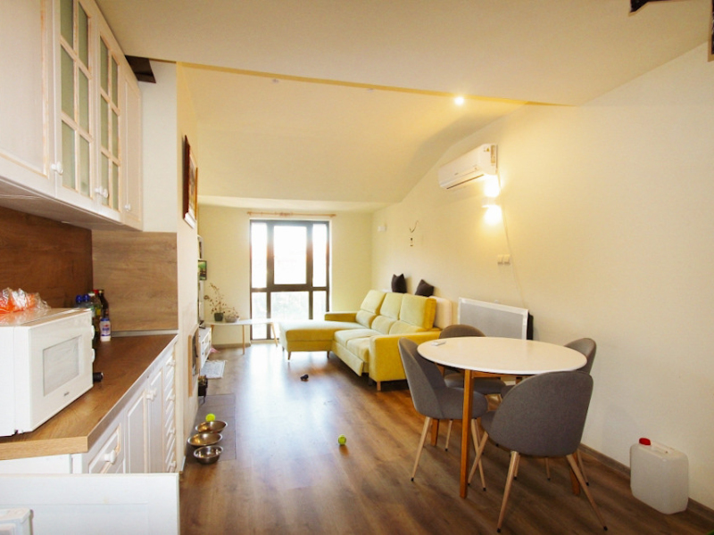 Two-Level One-Bedroom Maisonette with Two Bathrooms and Mountain Views