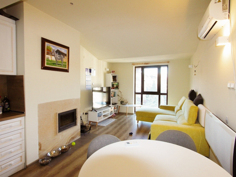 Two-Level One-Bedroom Maisonette with Two Bathrooms and Mountain Views