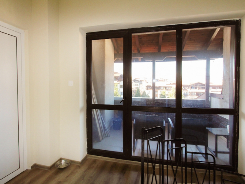 Two-Level One-Bedroom Maisonette with Two Bathrooms and Mountain Views