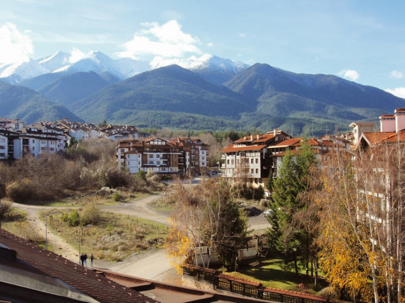 Two-Level One-Bedroom Maisonette with Two Bathrooms and Mountain Views