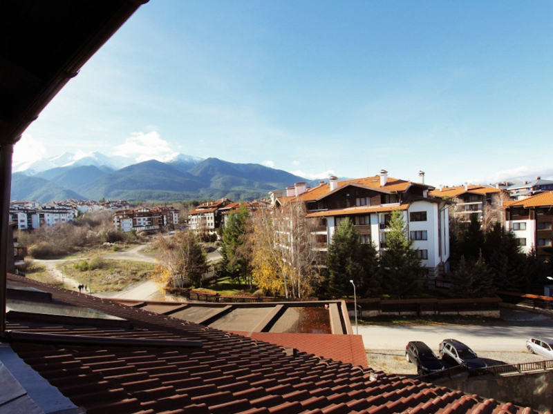 Two-Level One-Bedroom Maisonette with Two Bathrooms and Mountain Views