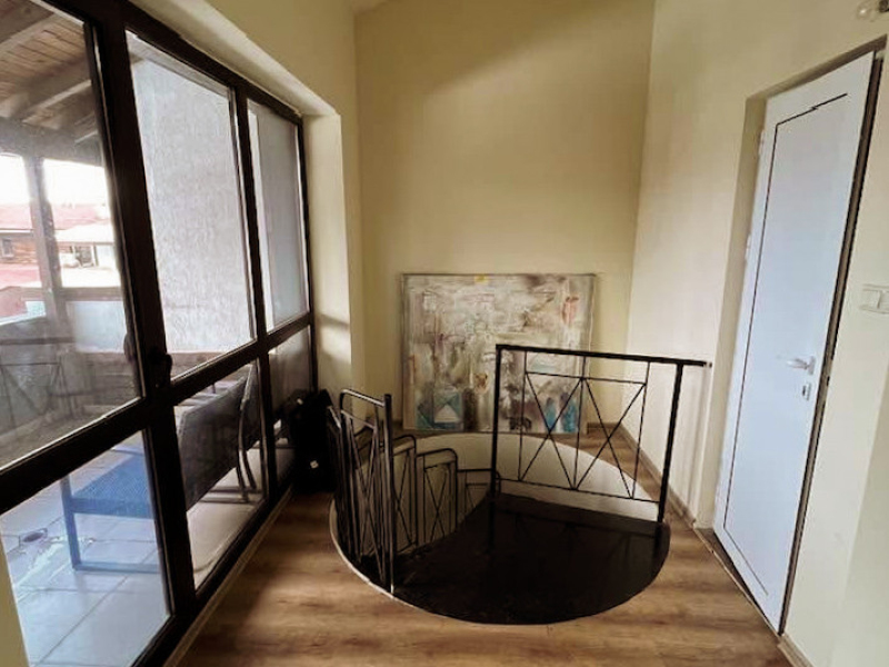 Two-Level One-Bedroom Maisonette with Two Bathrooms and Mountain Views