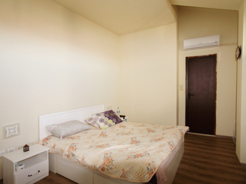 Two-Level One-Bedroom Maisonette with Two Bathrooms and Mountain Views