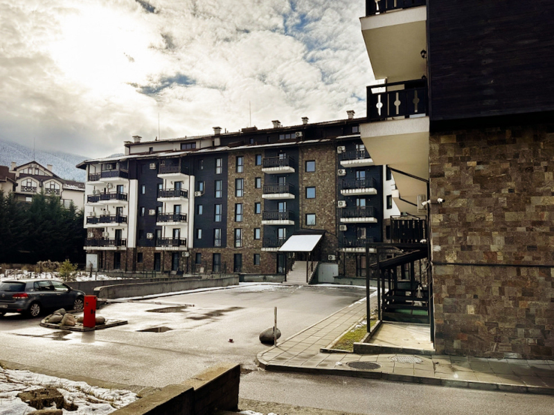 Two-Level One-Bedroom Maisonette with Two Bathrooms and Mountain Views