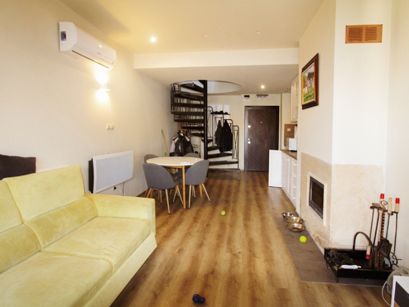 Two-Level One-Bedroom Maisonette with Two Bathrooms and Mountain Views