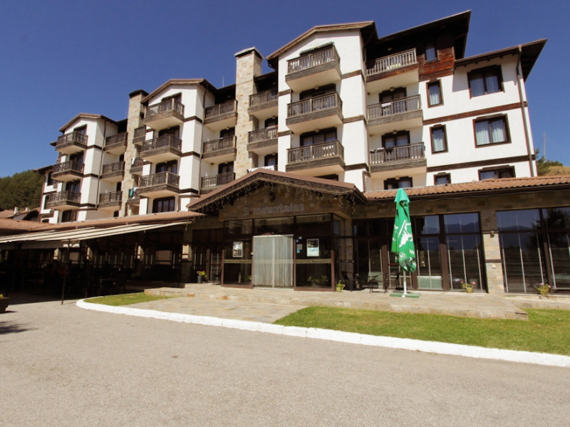 Cozy one-bedroom apartment with two balconies in Tri Hory complex