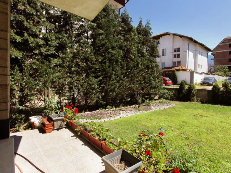 Three-room furnished apartment with garden