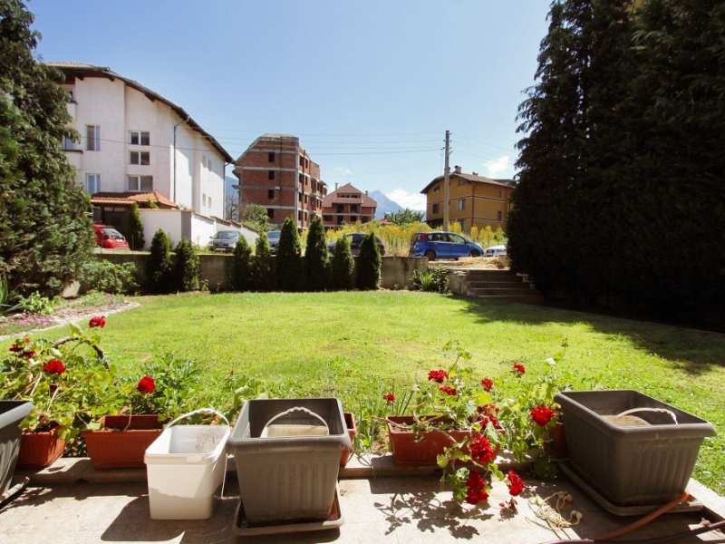 Three-room furnished apartment with garden