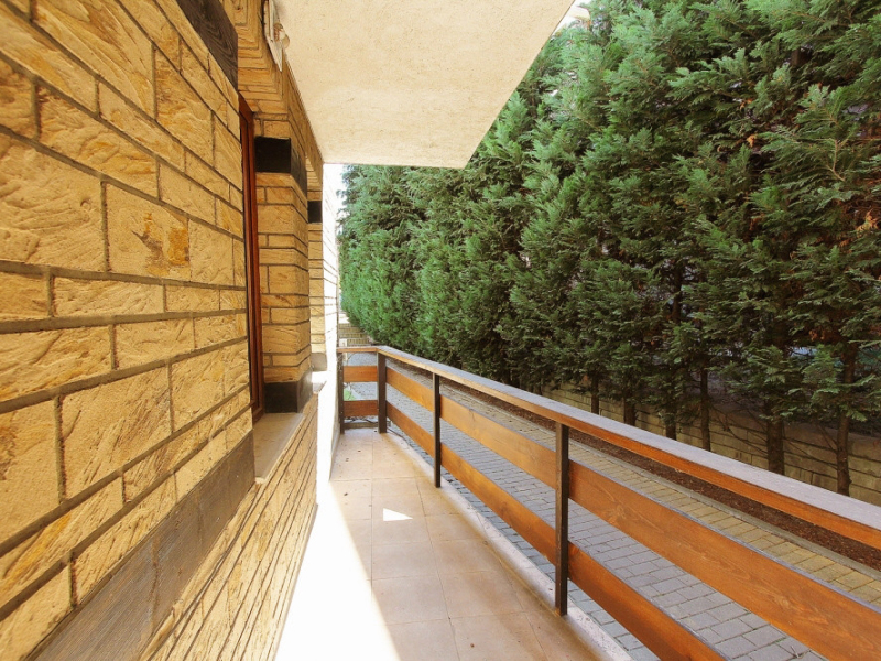 Three-room furnished apartment with garden
