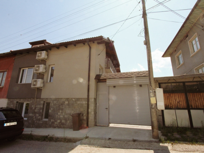 Fully renovated two-story house with 5 bedrooms, two terraces, and a yard – Dobrinishte