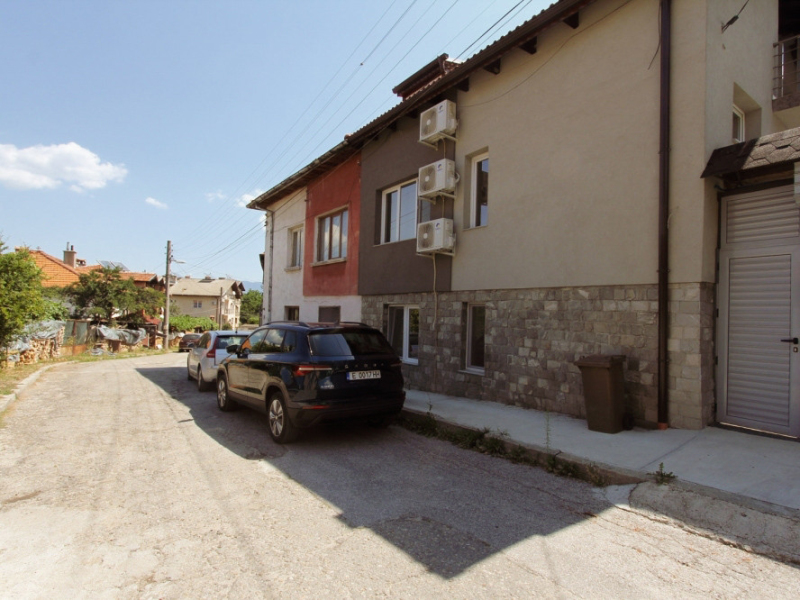 Fully renovated two-story house with 5 bedrooms, two terraces, and a yard – Dobrinishte