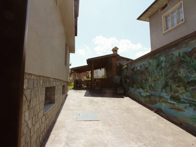 Fully renovated two-story house with 5 bedrooms, two terraces, and a yard – Dobrinishte