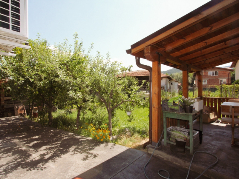 Fully renovated two-story house with 5 bedrooms, two terraces, and a yard – Dobrinishte