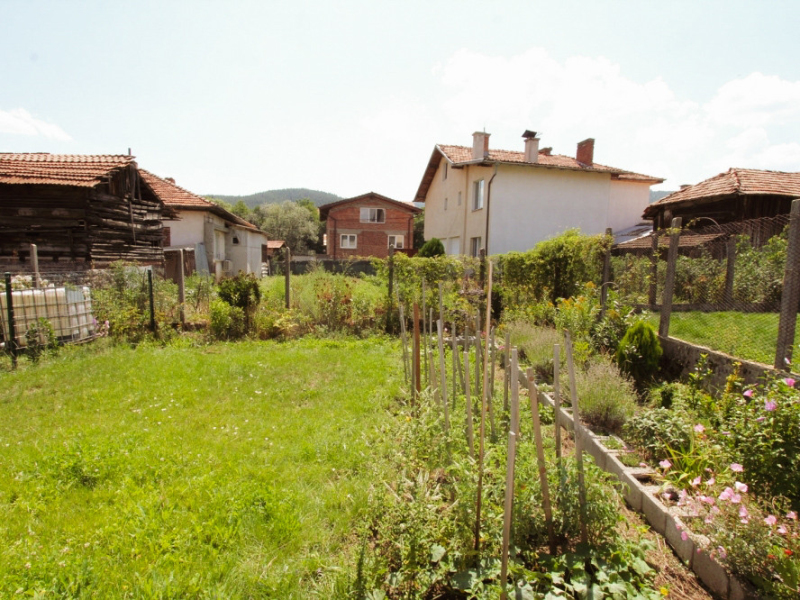 Fully renovated two-story house with 5 bedrooms, two terraces, and a yard – Dobrinishte