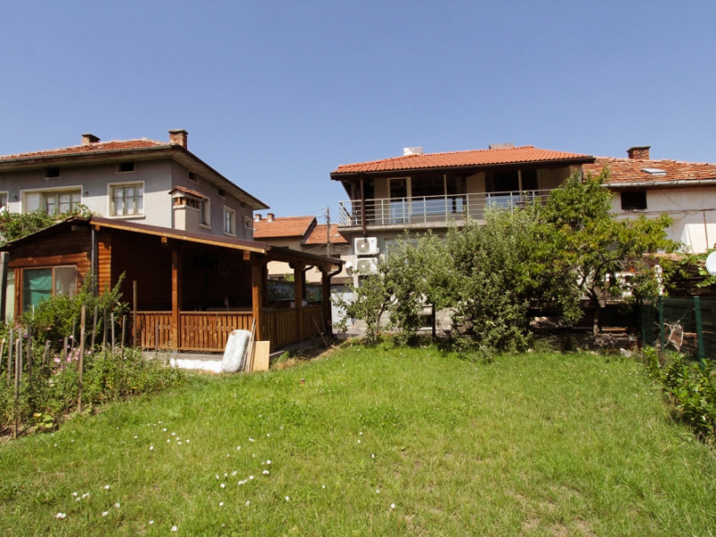 Fully renovated two-story house with 5 bedrooms, two terraces, and a yard – Dobrinishte