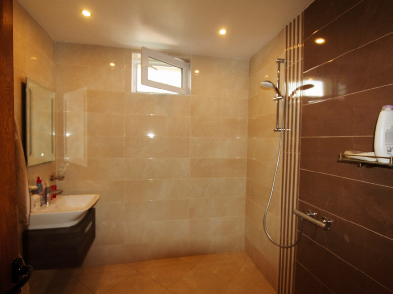 Fully renovated two-story house with 5 bedrooms, two terraces, and a yard – Dobrinishte