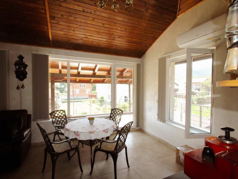Fully renovated two-story house with 5 bedrooms, two terraces, and a yard – Dobrinishte
