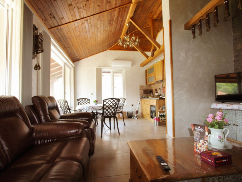 Fully renovated two-story house with 5 bedrooms, two terraces, and a yard – Dobrinishte