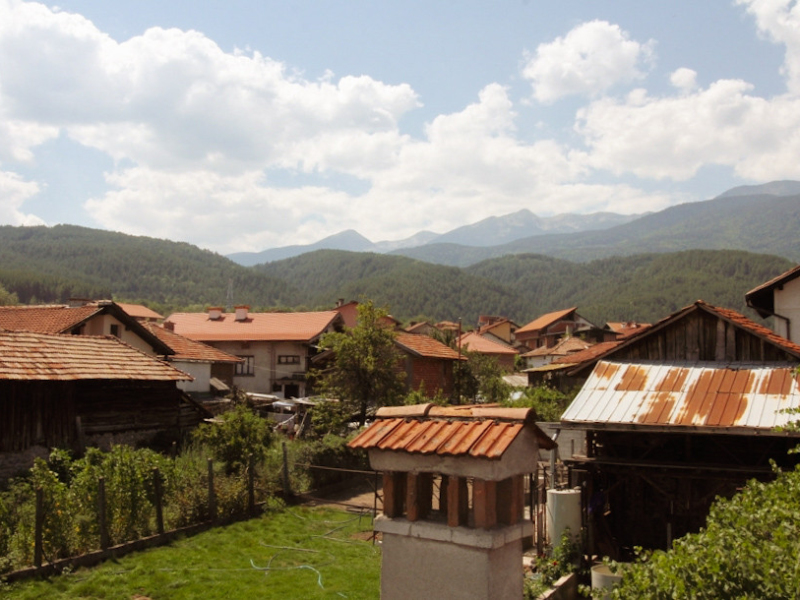 Fully renovated two-story house with 5 bedrooms, two terraces, and a yard – Dobrinishte
