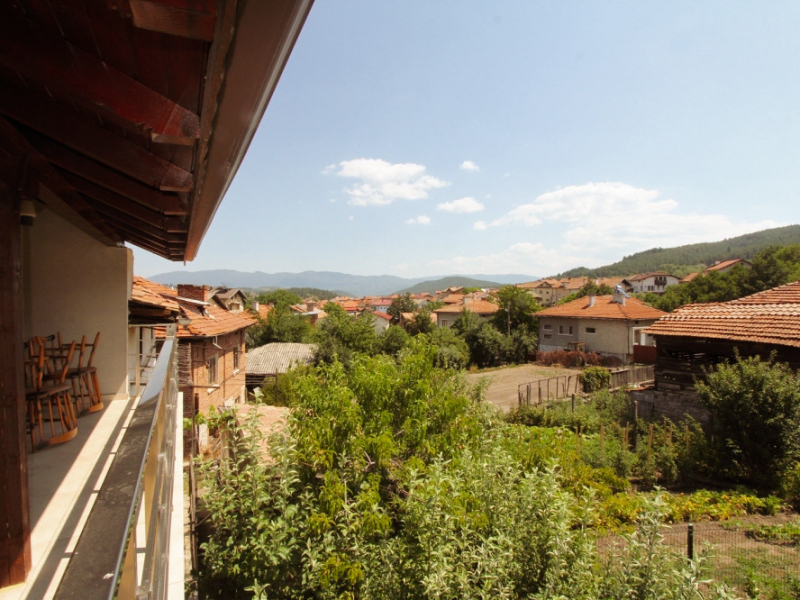 Fully renovated two-story house with 5 bedrooms, two terraces, and a yard – Dobrinishte