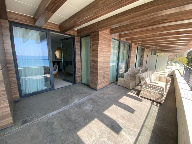 Exclusive apartment right on the beach with panoramic sea views