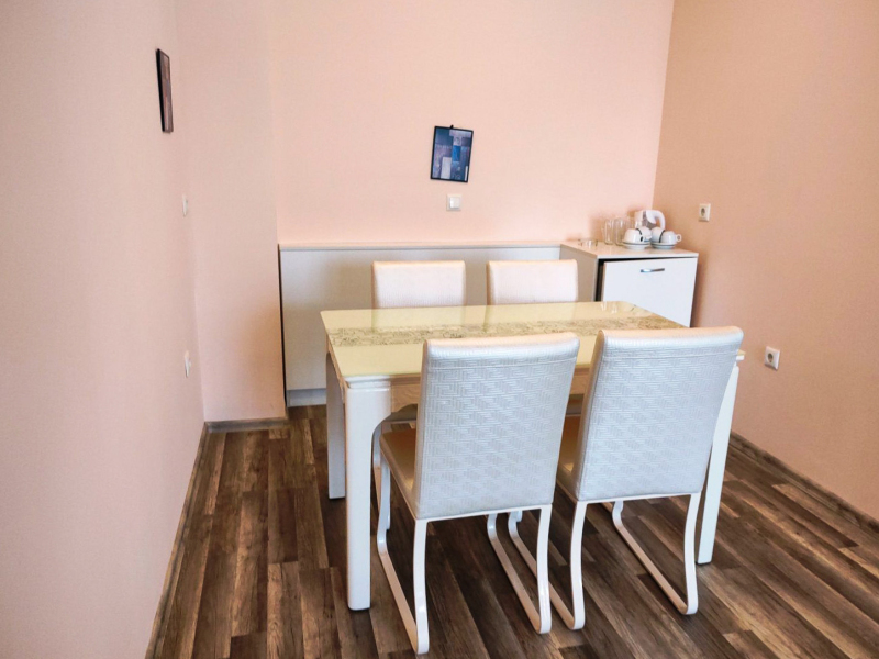 Apartment No. 5 at Long Beach Apartments