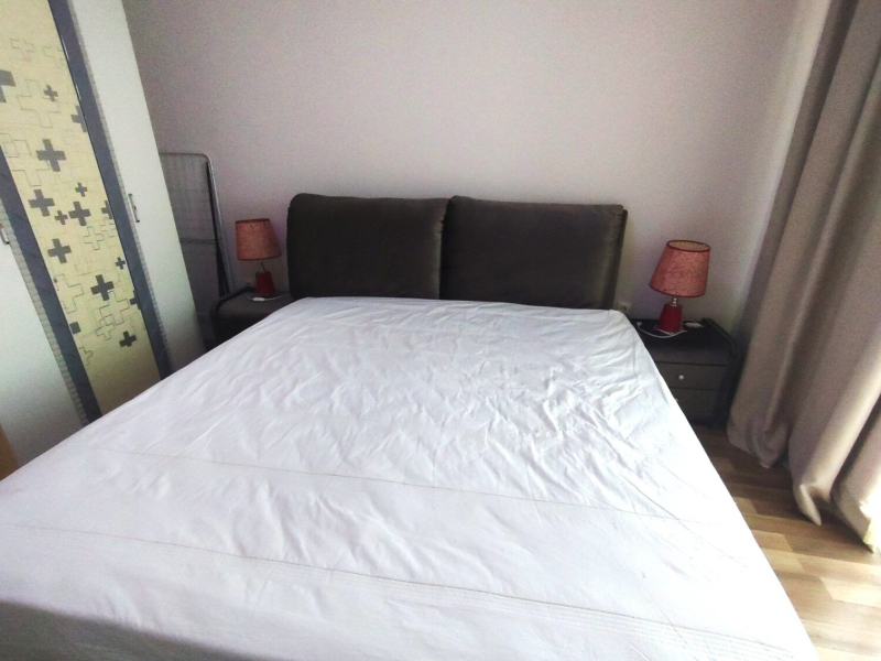 Apartment No. 5 at Long Beach Apartments
